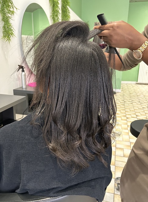 Brushing sur cheveux afro à Curlyss, Salon de coiffure afro à Paris